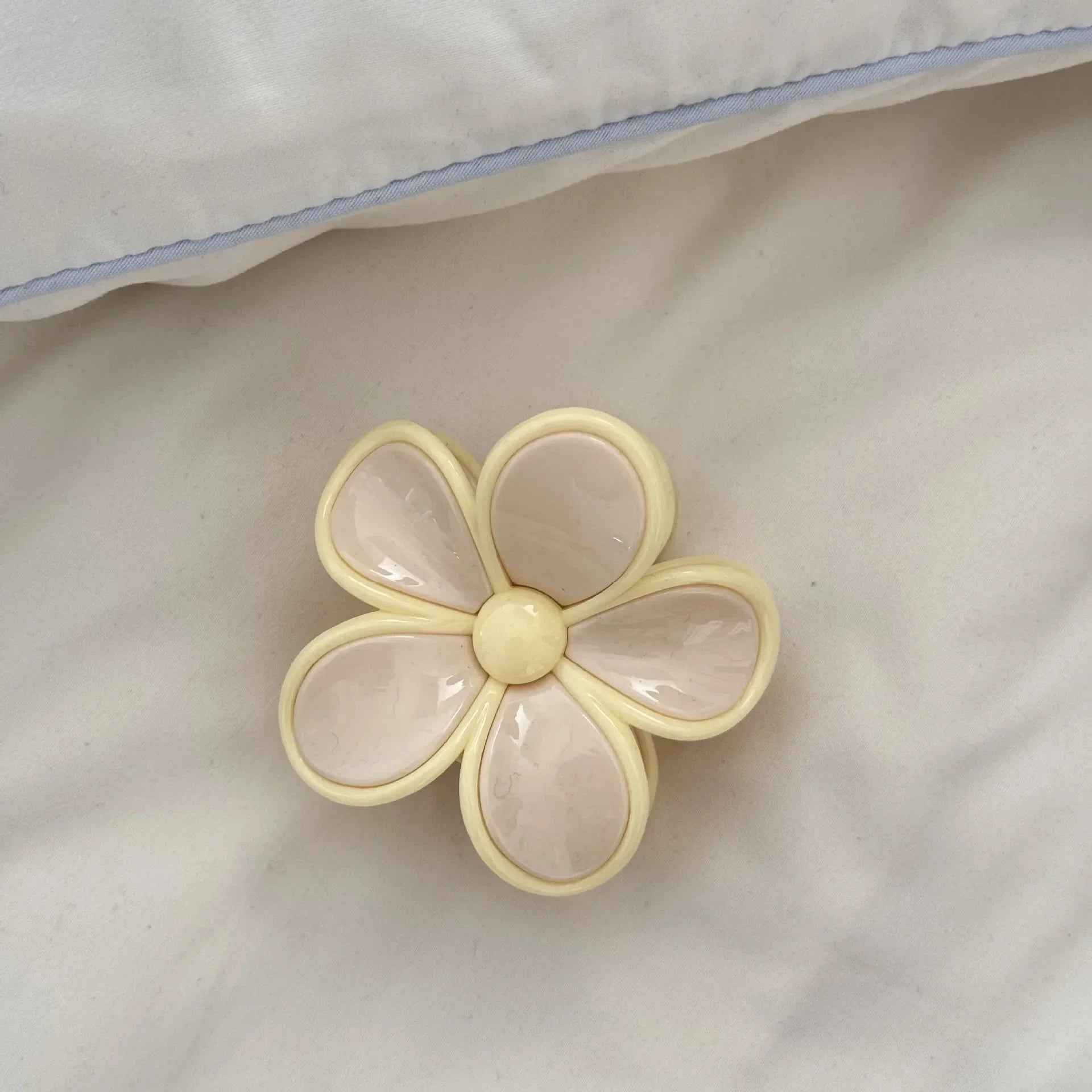 Cream Mousse Flower Medium Grab Clip Atmosphere Shark Back Head Plate Hairpin Half Tie Hair Summer New Claw Leading Fashion Kpop